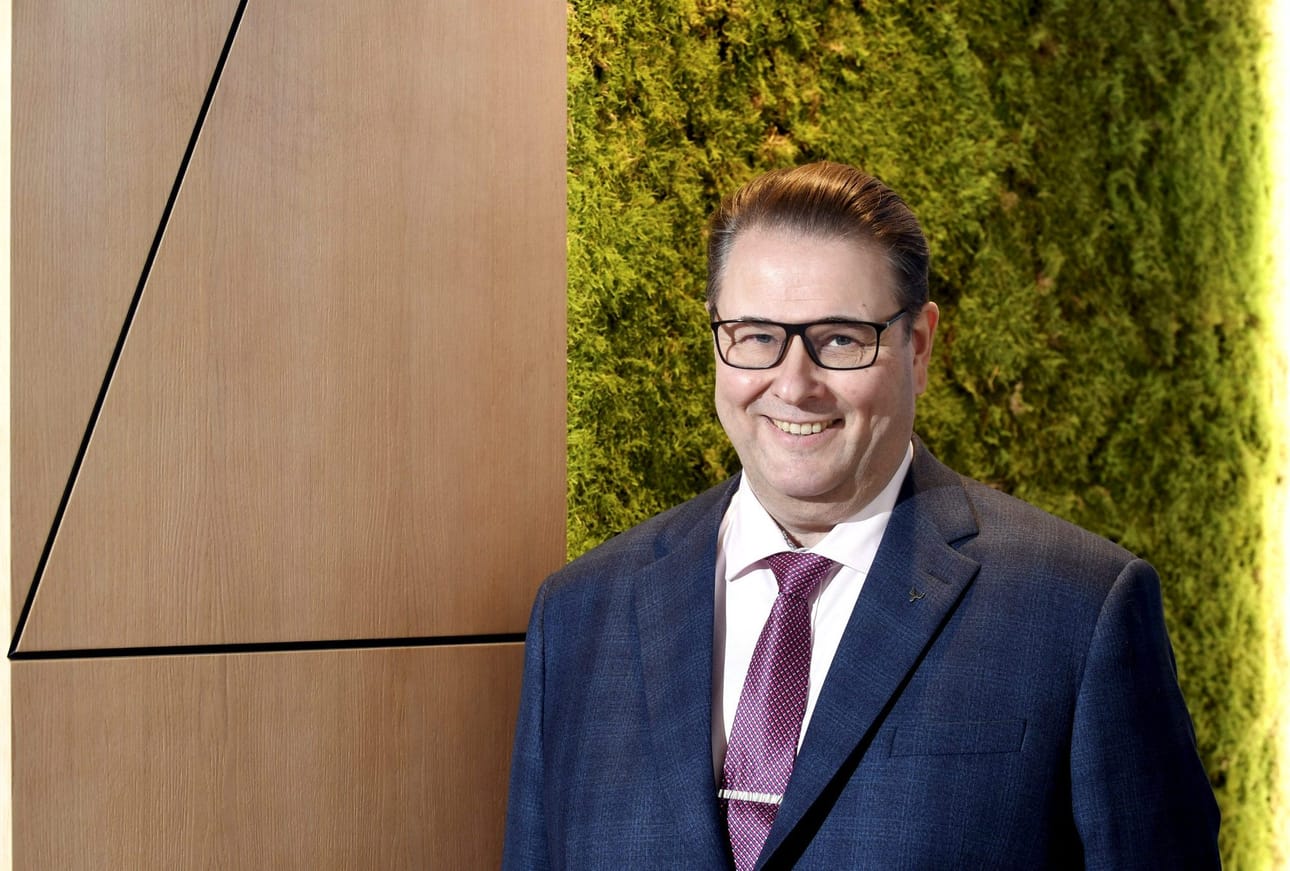 Ilkka Hämälän mukaan metsäteollisuus on monipuolinen ja kiehtova toimiala, jossa riittää uutta opittavaa.