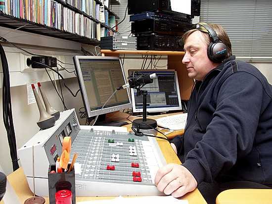 Toimittaja Paavo Törmi suorassa lähetyksessä Radion Pookin Raahen studiosta. "Ohjelma on hyvin demokraattinen, sillä kaikkia soittajia kohdellaan samalla tavalla."