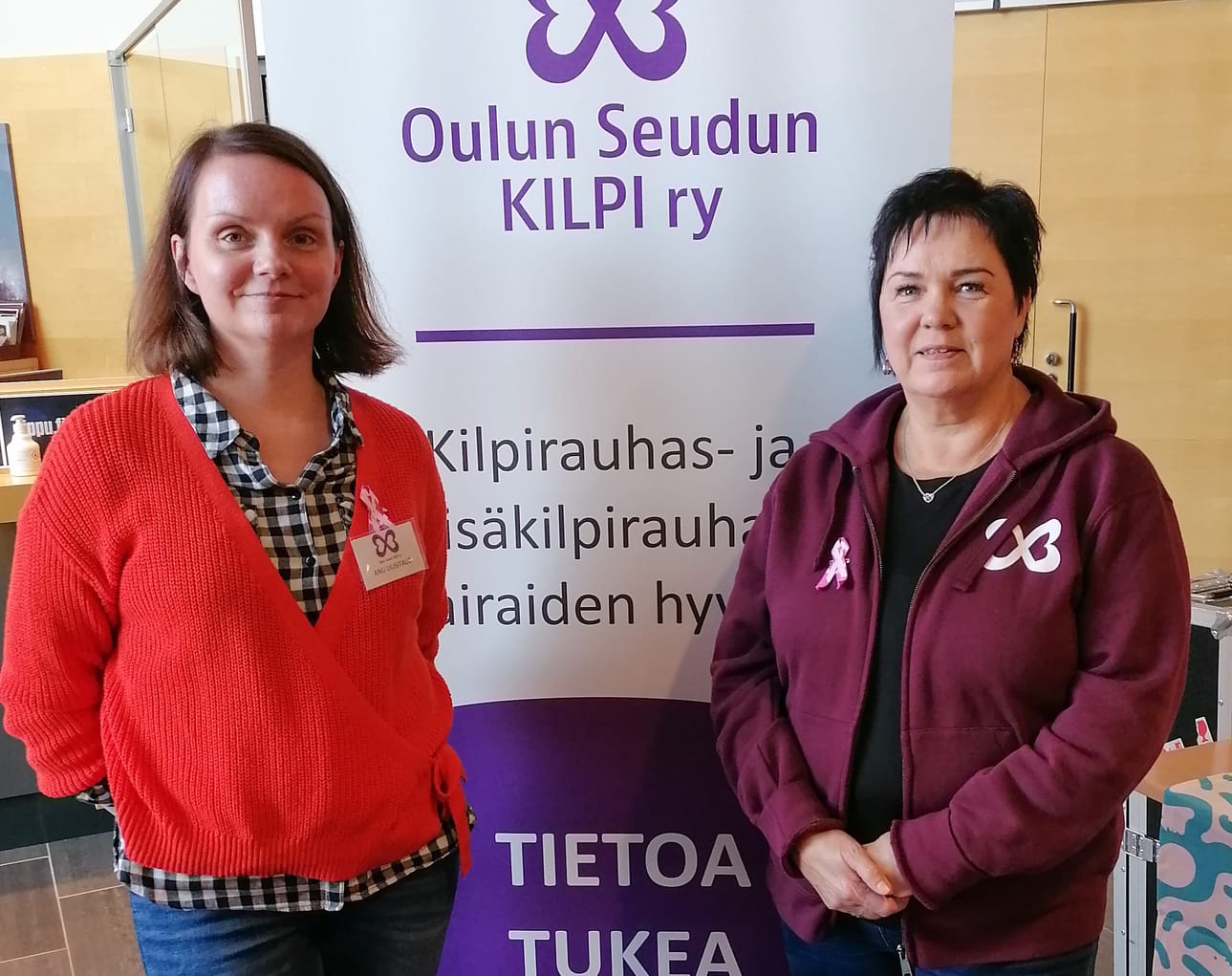 Koordinaattori Anu Uusitalo (vas.) ja vertaisohjaaja, Oulun Seudun KILPI ry:n vpj Tarja Vähäkangas ovat olleet tuttu näky erilaisissa messutapahtumissa. Parivaljakko saapuu Pulkkilaan 26. toukokuuta kertomaan Kilpirauhassairauksista.