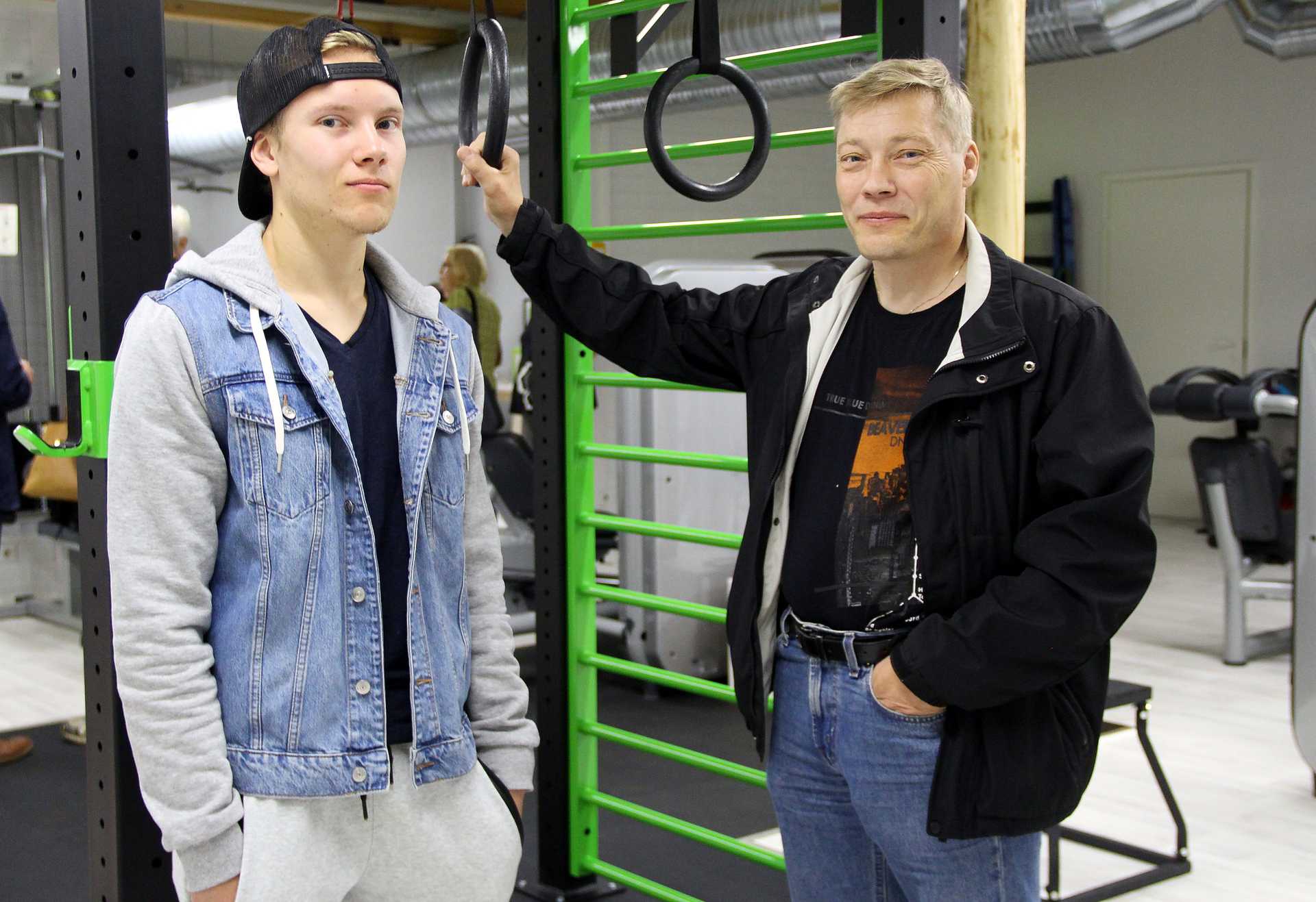 Oulaistelainen Jari Vuolaspuro (oik.) tuli poikansa Juhani Vuolaspuron kanssa tutustumaan uuteen kuntosaliin.
