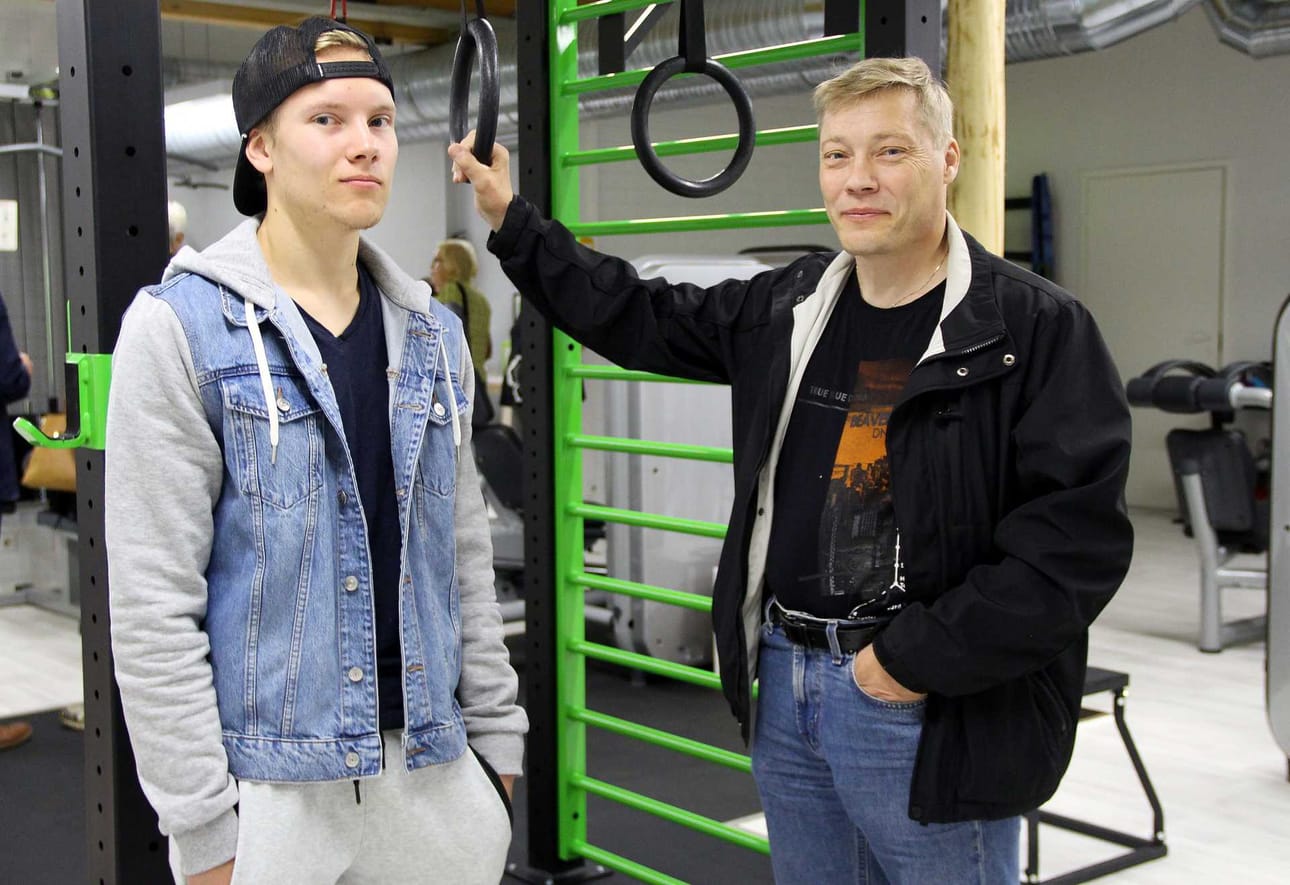 Oulaistelainen Jari Vuolaspuro (oik.) tuli poikansa Juhani Vuolaspuron kanssa tutustumaan uuteen kuntosaliin.