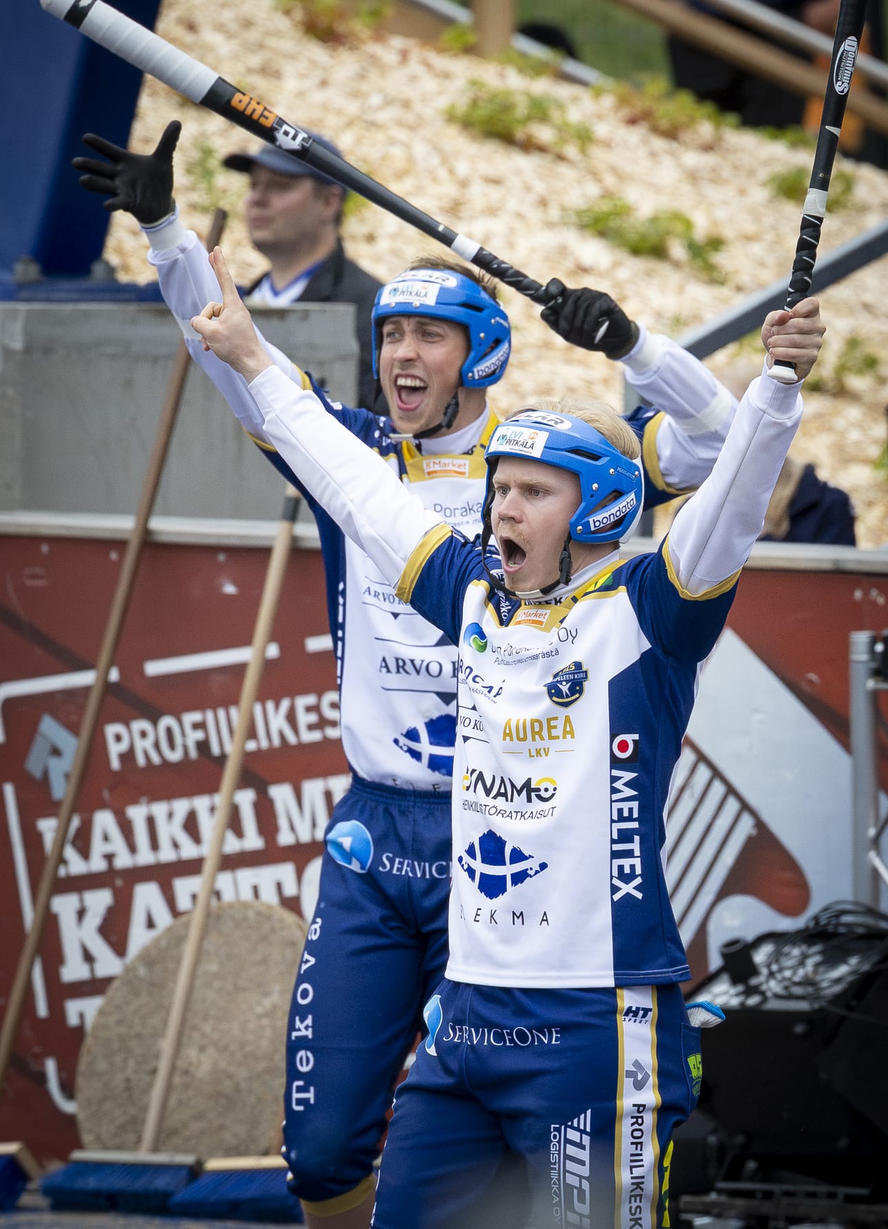 KeKi:n Tuukka Sarkkinen (edessä) ja Tuukka Etula saivat tuulettaa dramaattisen peli-illan lopuksi KeKi:n voittoa.