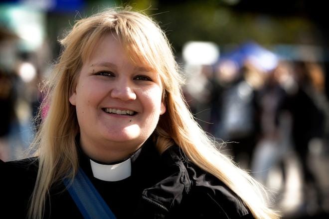 Vaasan suomalaisen seurakunnan oppilaitospastori Tiina Keinänen osallistui korkeakoulujen yhteiseen lukuvuoden avajaistapahtumaan Vaasan torilla viime viikon torstaina. Kuva: Eetu Sillanpää