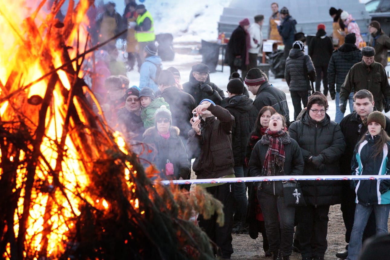 Lankalauantaina tai sitä seuraavana yönä on perinteisesti poltettu pääsiäiskokkoa.