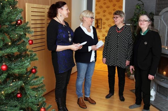 LC Ilmattaren jäsen Marita Laakso-Kangas ja presidentti Berit Perälä luovuttivat lahjakortit aikuissosiaalityön johtavalle sosiaalityöntekijälle Raili-Helena Kangasluomalle ja Kauhavan alueseurakunnan diakonille Maria Lahdelle 14.12. KUVA: MIA KÄRKKÄINEN