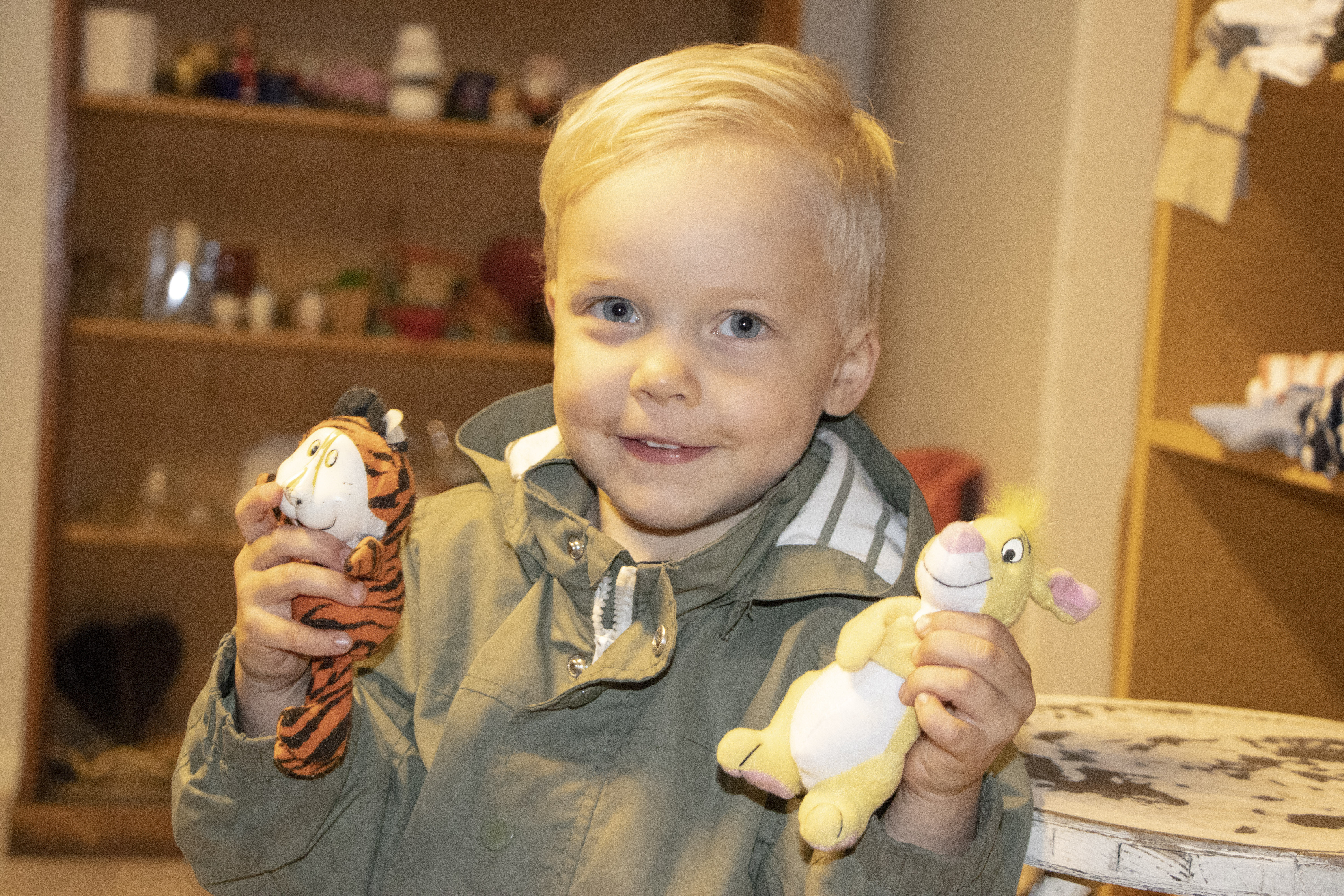 Joakim Tölli teki lelulöytöjä Lamujoki-Ojalankylän kirpputorilta. Toisen leluista saa pikkuveli Eesa.