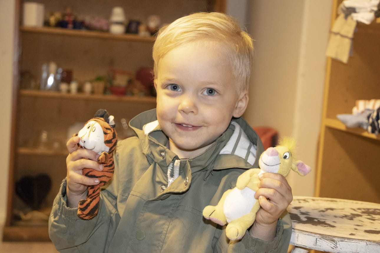 Joakim Tölli teki lelulöytöjä Lamujoki-Ojalankylän kirpputorilta. Toisen leluista saa pikkuveli Eesa.