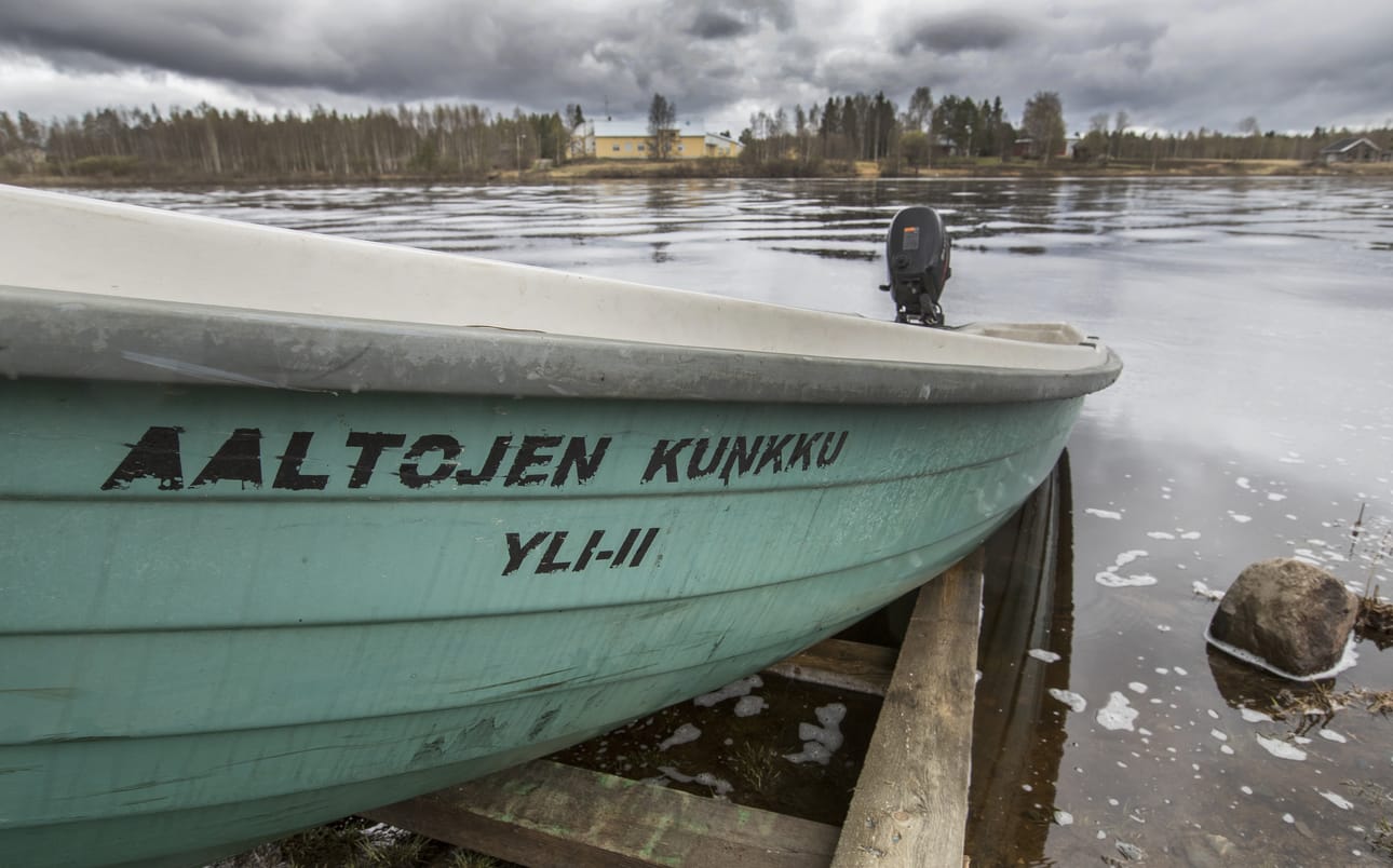 Jakkukylä sijaitsee kummallakin puolella Iijokea. Osa koululaisista kulkee syksyllä ja keväällä koulumatkan veneellä.