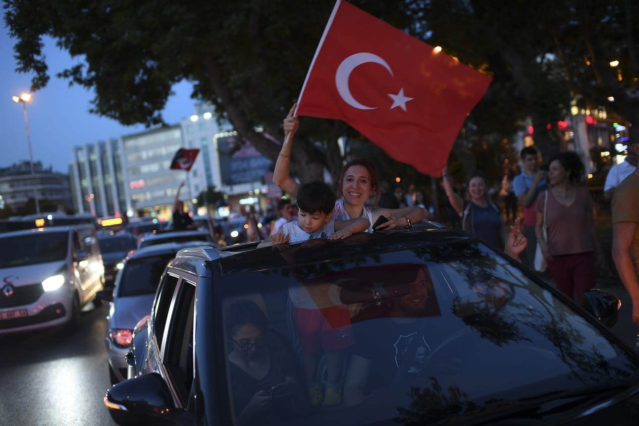 Istanbulilaiset juhlivat uusintavaalien tulosta sunnuntai-iltana.
