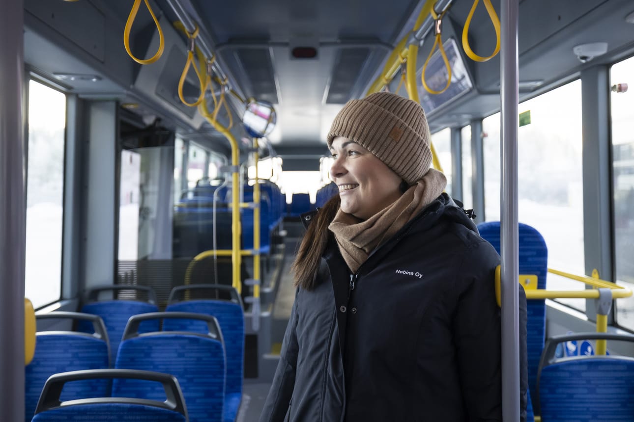 Pitkä pakkasjakso ei ole hankaloittanut merkittävästi sähköbussien liikennöintiä, sanoo Nobinan aluejohtaja Sinikka Repo.