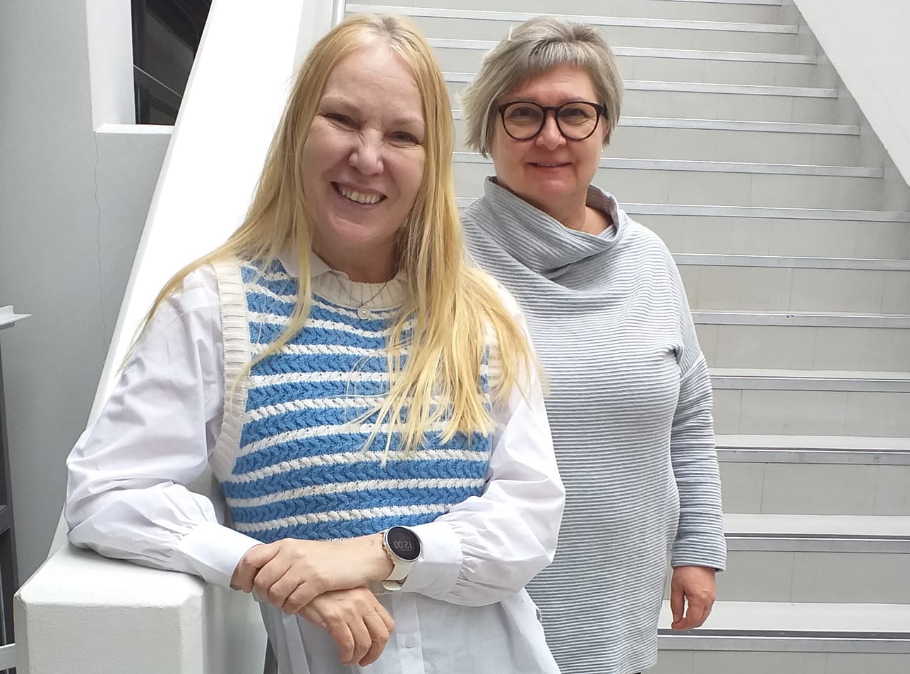 Sari Lehtomäki (vas.) ja Tiina Siren-Nuutinen työskentelevät Vaasan Vamialla maahanmuuttajaopiskelijoiden kanssa.