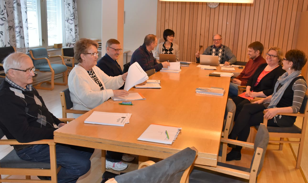 Posion kunnanhallitus hyväksyi omalta osaltaan torstaina viime vuoden tilinpäätöksen. Hallituksen puheenjohtaja Olavi Lehtiniemi ja vs. kunnanjohtaja Eija Ahola aloittelemassa jäsenten kanssa tilinpäätöksen käsittelyä.