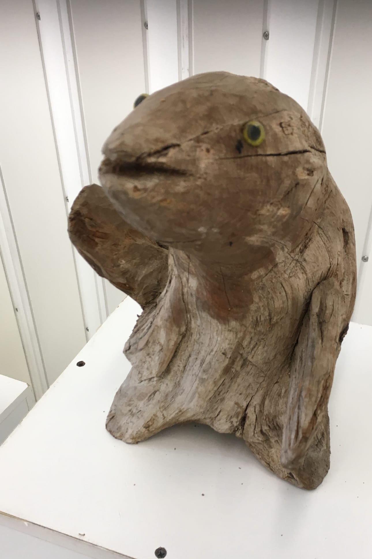 Kaarlo Bäckman hyödyntää metsästä löytyneet puumateriaalit. Yleensä puu saa miehen käsissä eläimen muodon.