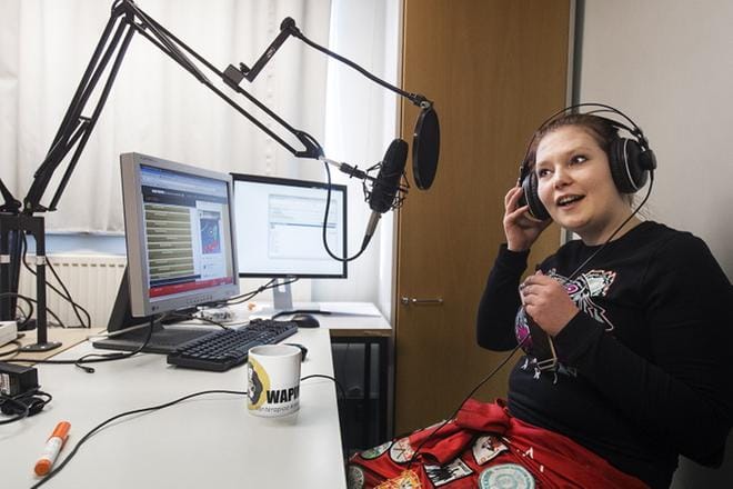 Vaasan yliopiston ylioppilaskunnan Eliisa Eloranta viihdytti Radio Wapinan kuuntelijoita perjantaina. KUVA: JARNO PELLINEN