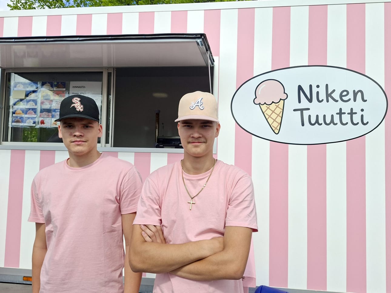 Komea kioski syntyi omin käsin. Yritys työllistää paitsi Niklas Savolaisen itsensä, myös tämän ystävän Niko Haaralan (vas.).