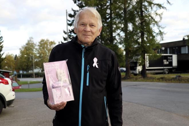 Alajärveläinen Jorma Etula aikoi myydä ensimmäisen päivän aikana ainakin viisikymmentä Roosa nauhaa. Hän aloitti kierroksensa jo aamu kahdeksalta. KUVA: SARI HEINILÄ