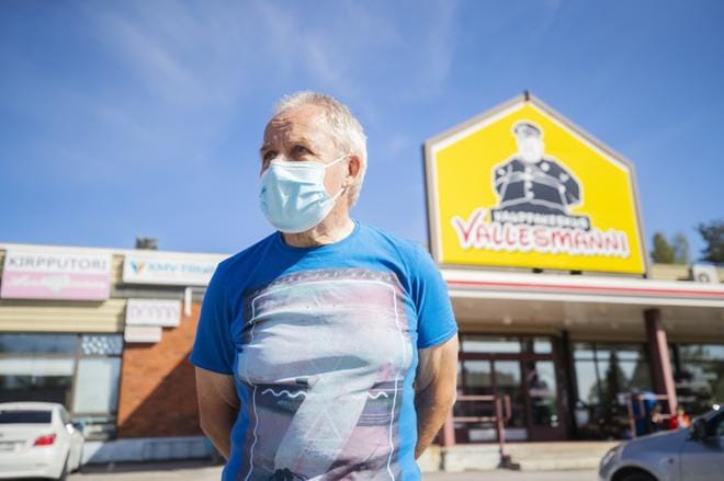 Helsingistä Lapualle 15 vuotta sitten muuttanut Juha Tuovinen ei hölläisi vielä koronarajoituksia. Tiistaina hän vieraili poikansa luona Kauhavalla. KUVAT: MIRANDA KIVEKÄS