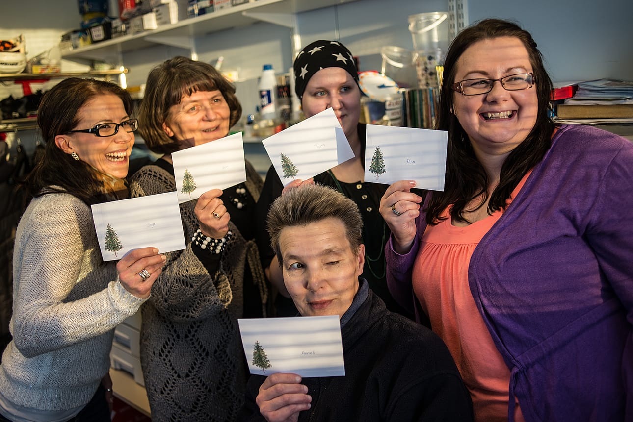 Määttälänvaaran koulun henkilökuntaan kuuluvat Saija Kivijärvi, Helvi Rontti, Anneli Määttä, Tiina Homanen ja Elina Määttä pyrkivät saavuttamaan kirjekuoriin talletetut hyvinvointitavoitteensa kesälomaan mennessä.
