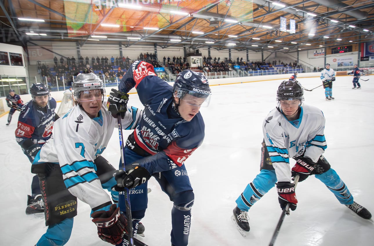 U20-kärppälaina Eeli Kaarlela toi toivottua jämäkkyyttä laitatyöskentelyyn.