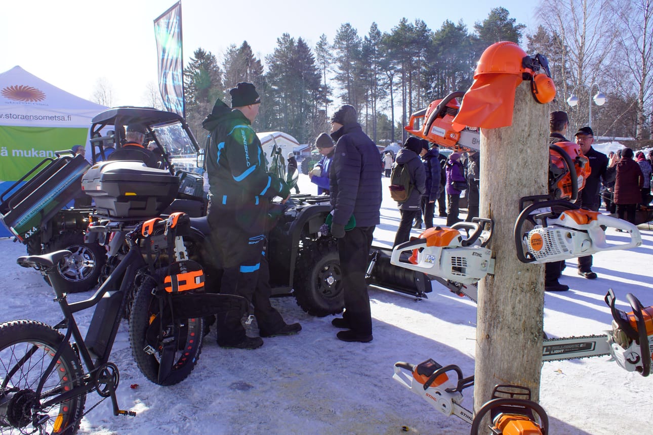 Metsätorilla saattoivat kiinnostuneet tutustua paikkakunnan yrittäjien metsäiseen tarjontaan moottorisahoista klapiautomaatteihin.