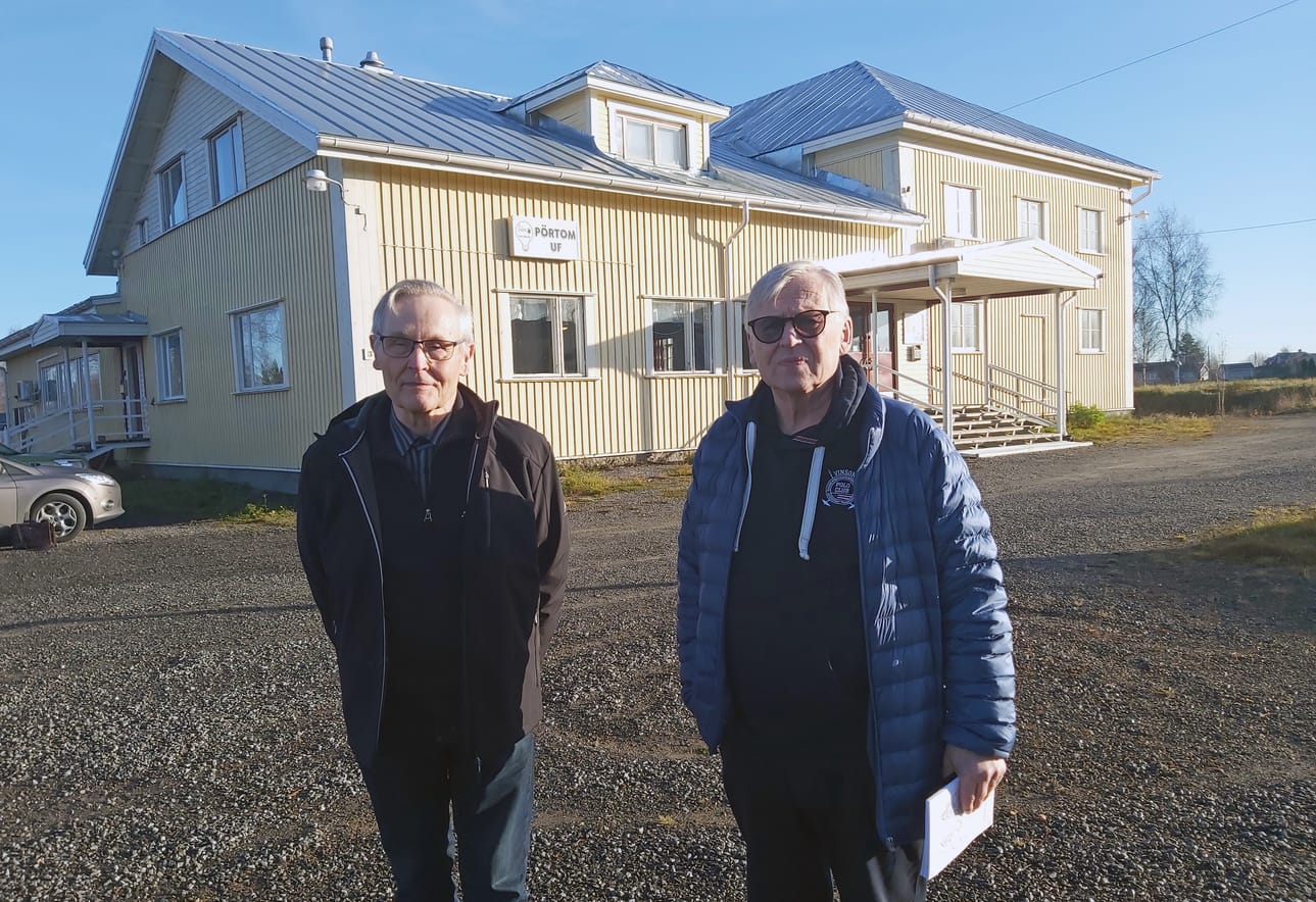 Etelä-Pohjanmaan murreseura Krannien sihteeri Antti Välimäki ja puheenjohtaja Jorma Aro toivottavat väen molemmin puolin kielirajaa tervetulleeksi Närpiön Pirttikylän nuorisoseuralle.