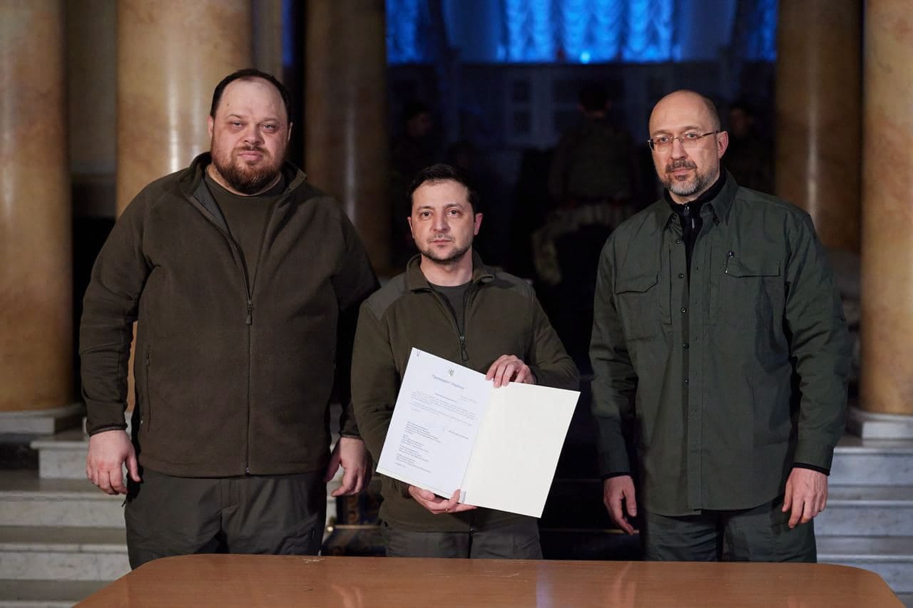 Ukrainan presidentti Volodymyr Zelenskyi (keskellä), pääministeri Denys Shmyhal (oikealla) ja parlamentin puheenjohtaja Ruslan Stefanchuk (vasemmalla) allekirjoittivat 28. helmikuuta Ukrainan EU-hakemuksen. Arkistokuva