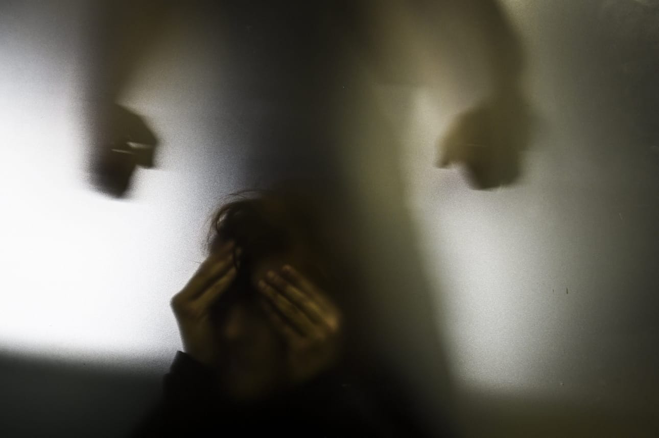 Noin kolmasosa suomalaisnaisista on elämänsä aikana joutunut kumppaninsa tekemän väkivallan uhriksi. Kuvituskuva. LEHTIKUVA/Emmi Korhonen