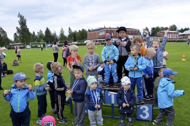 Jokainen JS-Pinkaasujen yksilölajiin osallistunut lapsi sai kilpailusta mitalin. Viisivuotiaita poikia ja tyttöjä osallistui kilpailuun eniten. KUVA: HANNELE YLI-VIITALA