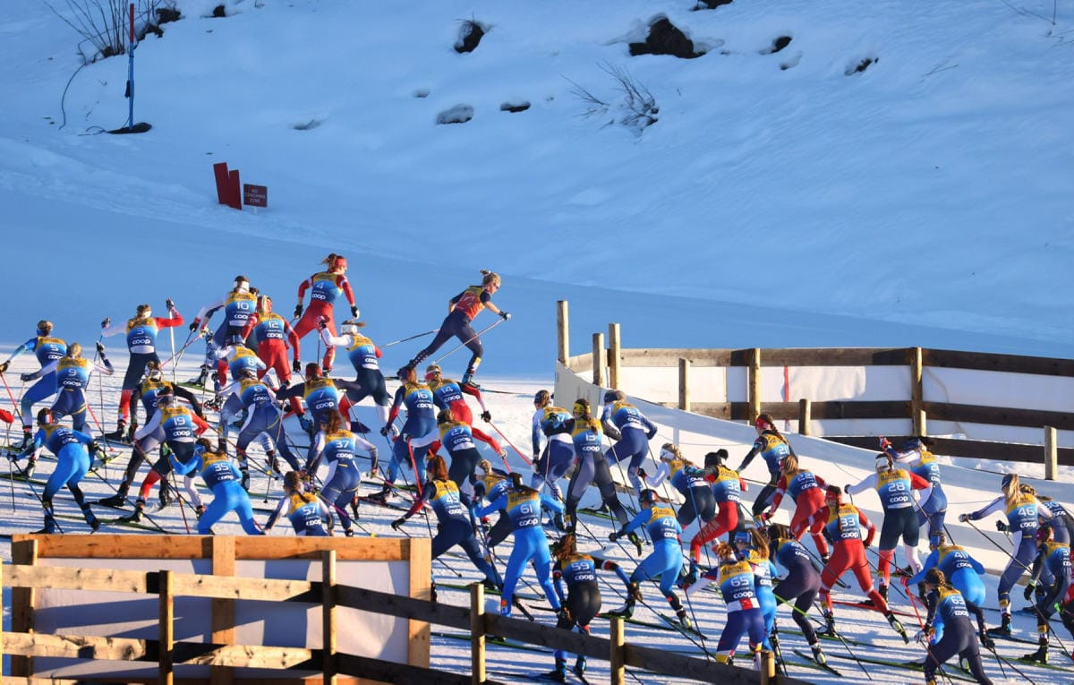 Koko Tour de Skin hiihtoväki testataan ennen kuin kiertue siirtyy Italian puolelle Val di Fiemmeen. Kuva on naisten 10 kilometrin yhteislähdöstä perjantailta. LEHTIKUVA / DPA