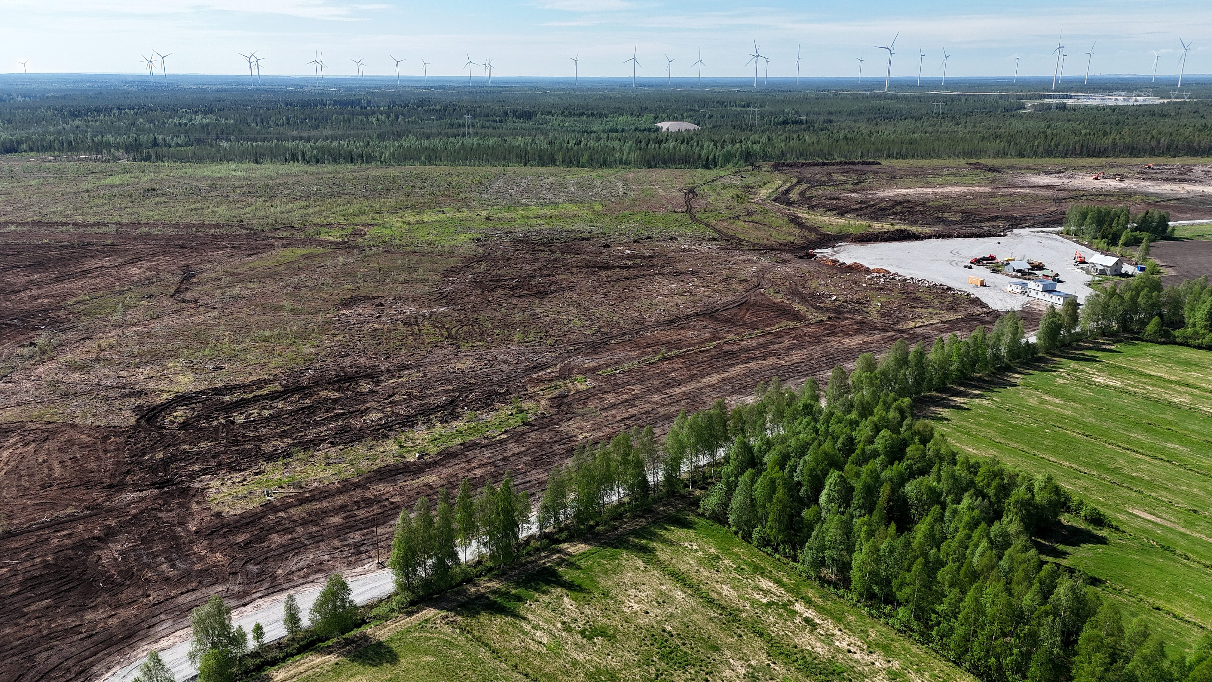 The giant battery will be built a few kilometers from Exilion's 70-hectare solar park, where panel installation is about to begin. The Simojoki power station looms in the middle of the forest in the upper right corner of the image, in front of the wind turbines.