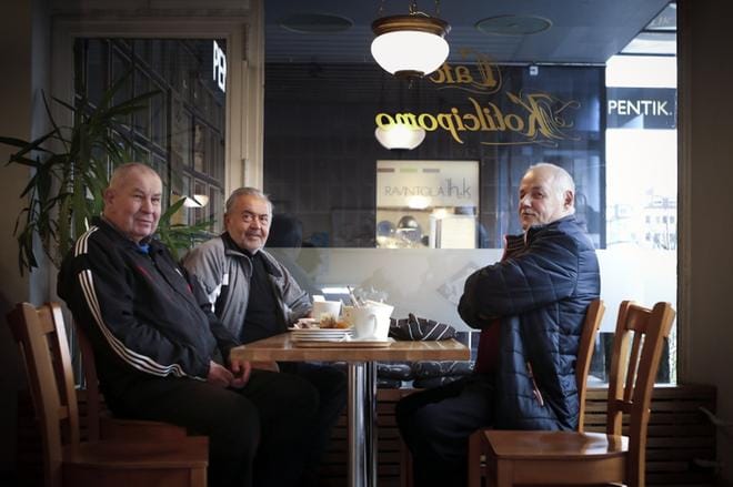 Seppo Mäki-Valtari, Matti Kuorinen ja Markku Maja viettivät mielellään aikaa Rewell Centerin kahvilassa. Paikka suljettiin lokakuun lopussa, ja seurue siirtyi kahvittelemaan toiselle puolelle katua. KUVAT: JARNO PELLINEN