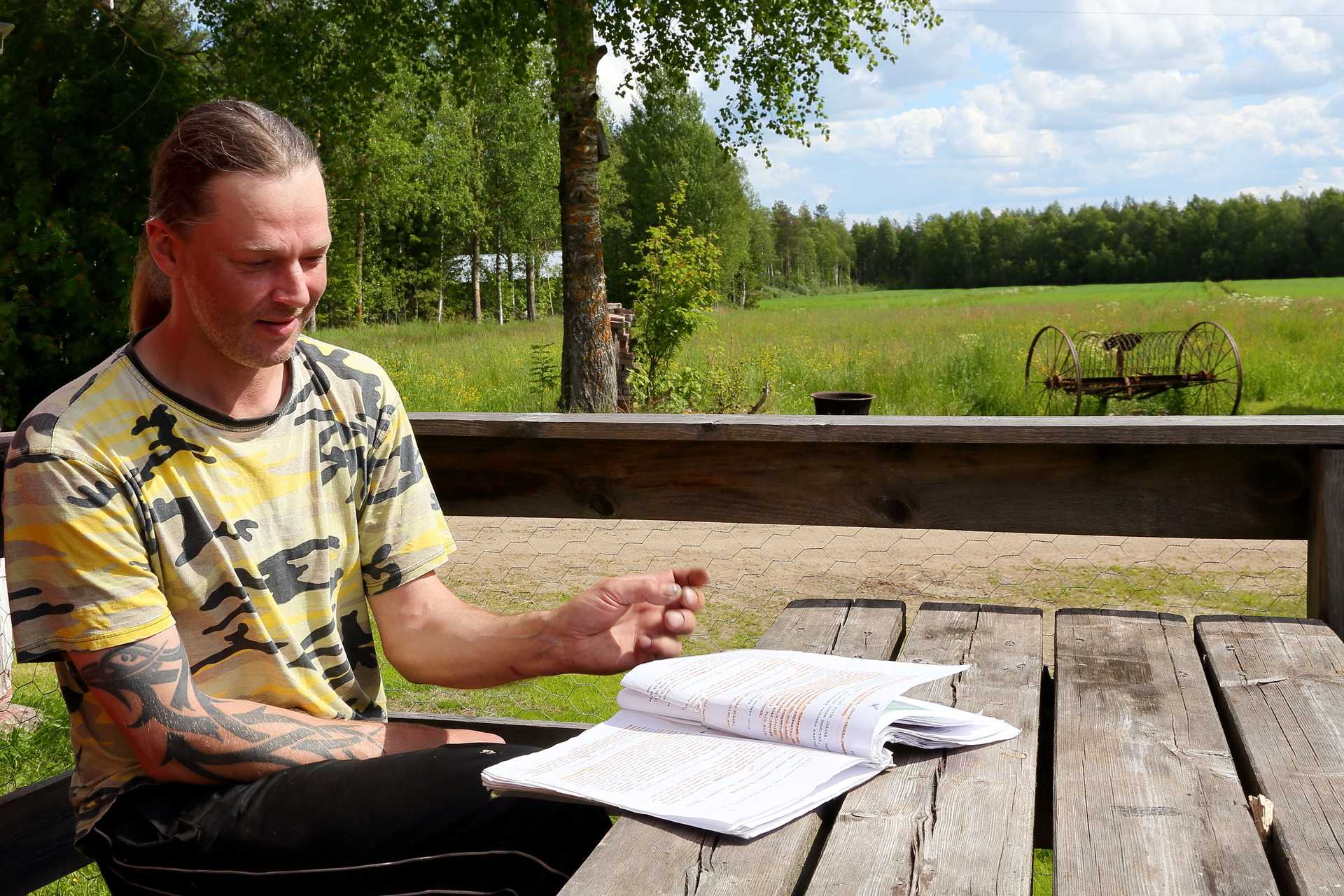Miehistä on jatkuva puute kaikissa teattereissa. -Miehiin saattaa iskeä arkuus ja ujous. Toisaalta taas monella ei ole käynyt mielessäkään, että voisi näytellä, Tuomas Lantela sanoo.