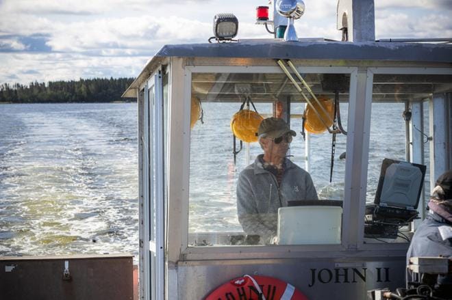 John Erickson tietää, että syksyllä edessä on vaarallinen ajanjakso. Moni veneilee silloin mökilleen pimeässä. Kuva: Jarno Pellinen