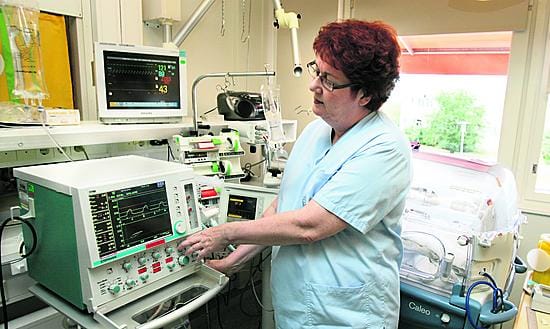 Eläkeläissairaanhoitaja Annika Jääskeläinen nauttii työstään keskosten parissa Oysissa.