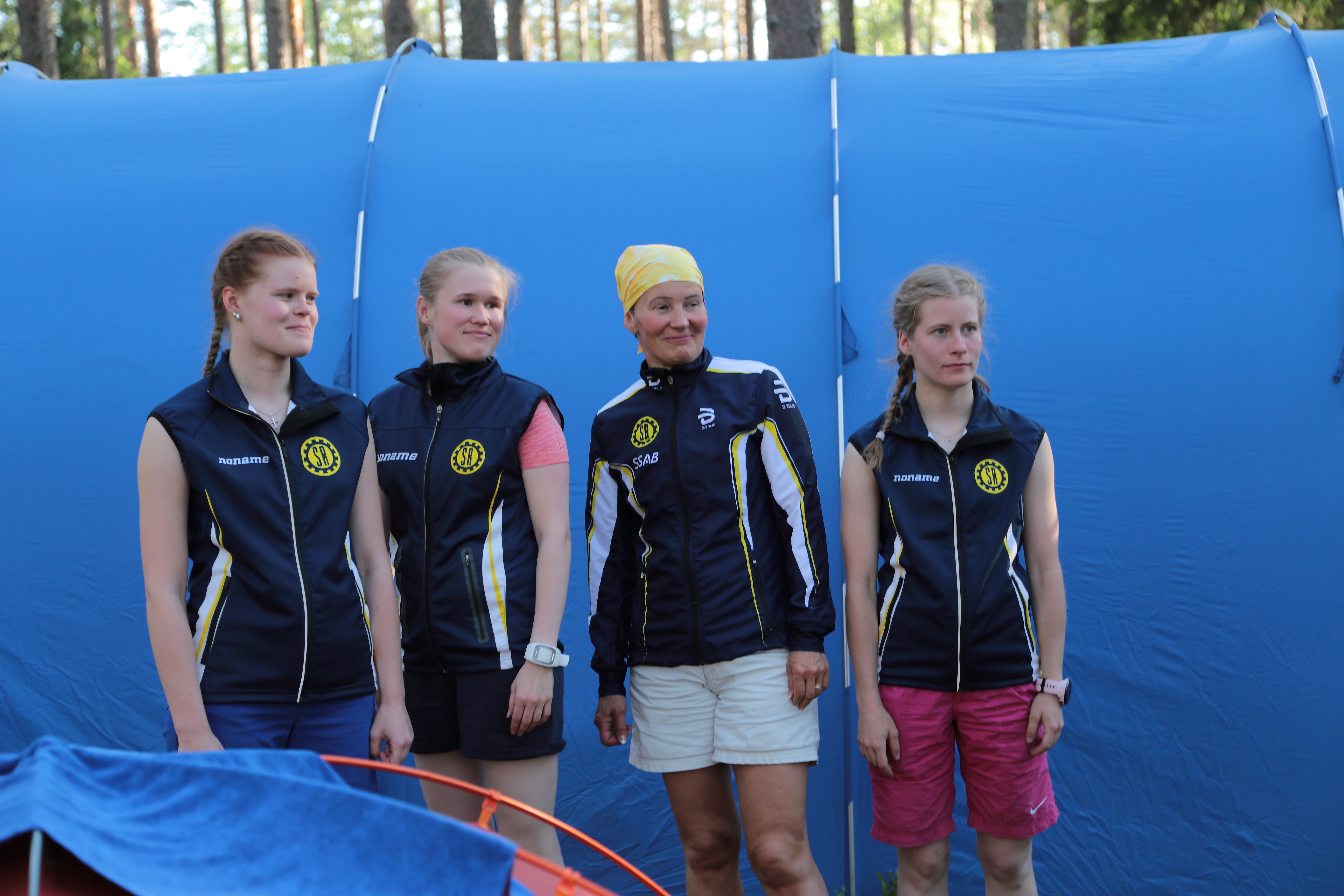 Mira Räisäsellä (vas), Sanni Mäkisellä, Aija Tilviksellä ja Noora Räisäsellä oli Venlojen viestin jälkeen perusteltu syy hymyyn.