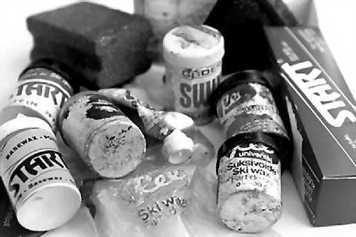 Lainaa vain. Valmistaja tuskin mainostaa suksivoidettaan tököttinä, vaikka sunnuntaihiihtäjä saattaakin sellaista sipaista suksenpohjaan.