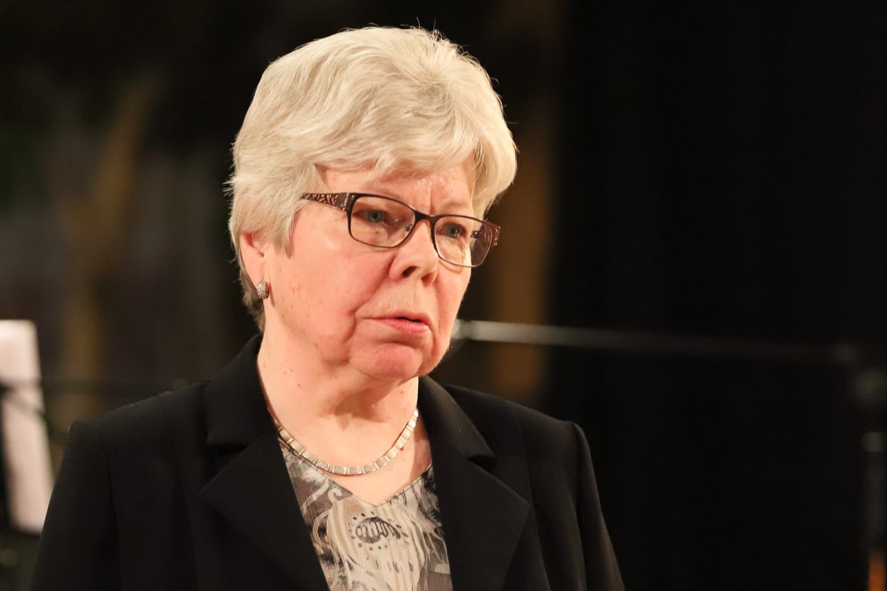 Kaarina Häkkilä lausui hauskankalevalaismittaisen runon miehen etsinnästä