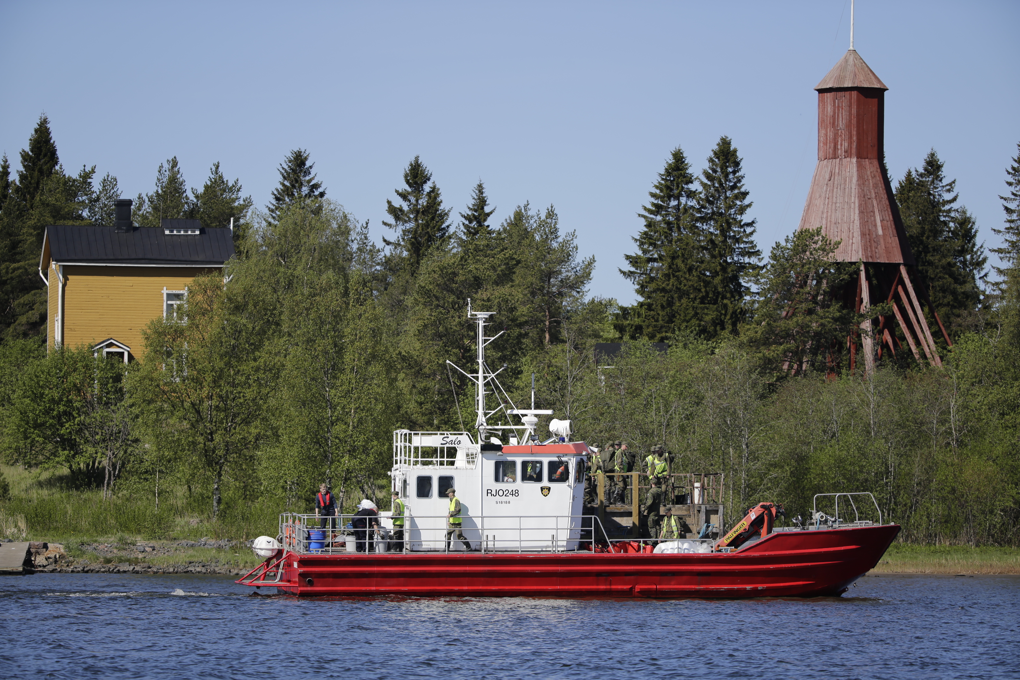 Varusmiehiä kuljetettiin siivoamaan öljyvuodon jälkiä Raahessa maanantaina.