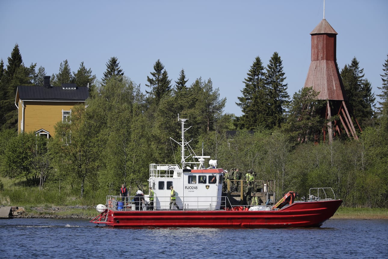 Varusmiehiä kuljetettiin siivoamaan öljyvuodon jälkiä Raahessa maanantaina.