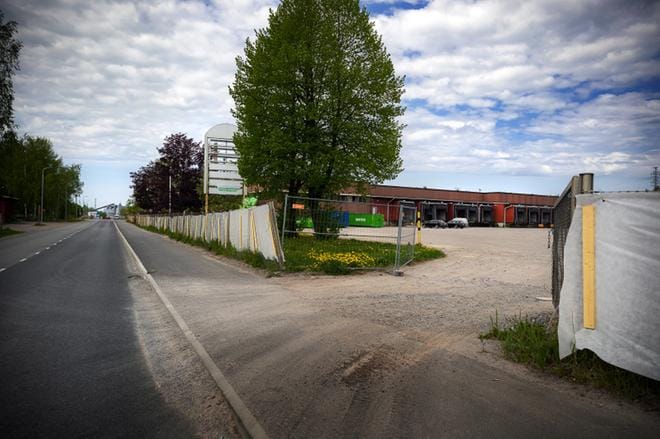 Wärtsilän logistiikkakeskuksen rakennus nousee tähän purettavan rekkaterminaalin tilalle Reininkadun varrelle. KUVA: JARNO PELLINEN