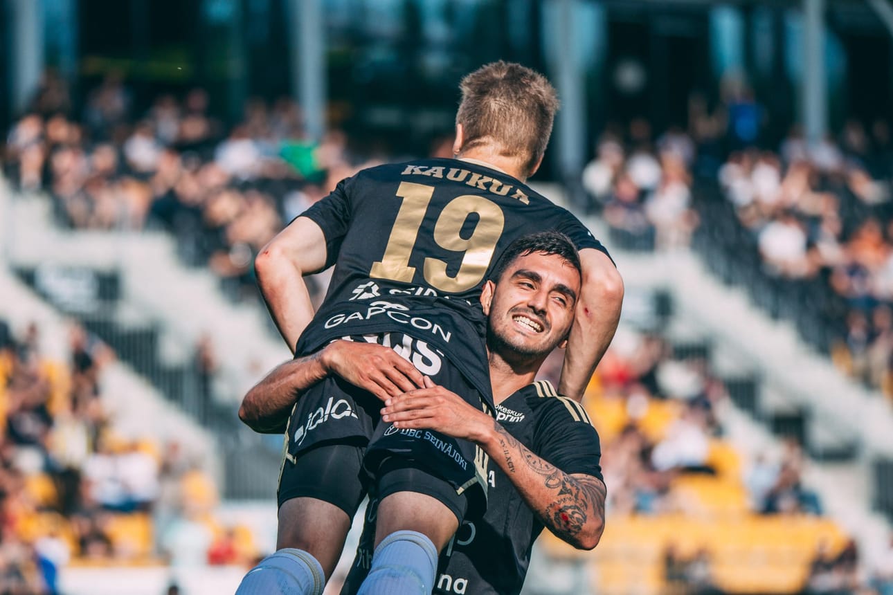 Tuomas Kaukua oli SJK:n juhlituin pelaaja kahdella maalillaan.
