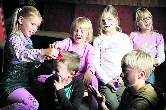Selina Pylväs, Sanni Saarnisaari, Aada Markkula, Noora Lehtosaari, Artturi Heikkinen ja Topi Heikkilä viihtyvät Koskelan seurakuntakodin iltapäivä-toiminnassa. Lasten mielestä parasta tekemistä on ulkona leikkiminen, jalkapallon pelaaminen, piirtäminen ja puupalikkatornien rakentaminen.