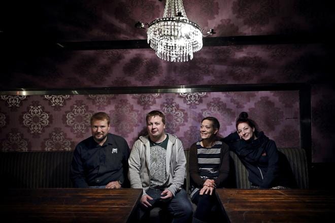 Holy Smoken yrittäjä Jani Ketola sekä kollektiivin jäsenet Miika Löytynoja, Hanna Haapaneva-Hakamäki ja Niina Eliander ovat tehneet yhteistyötä tapahtumien järjestämisessä. Konemusiikkiryhmittymään kuuluu tällä hetkellä kymmenkunta jäsentä. KUVA: KARI LÖFHJELM