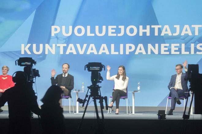 Puoluejohtajat kohtasivat koulutuskeskustelussa Helsingissä lauantaina. Turvavälit pitävät Annika Saarikon, Jussi Halla-ahon, Sanna Marinin ja Petteri Orpon tarpeellisen etäällä toisistaan. KUVA: Mauri Ratilainen