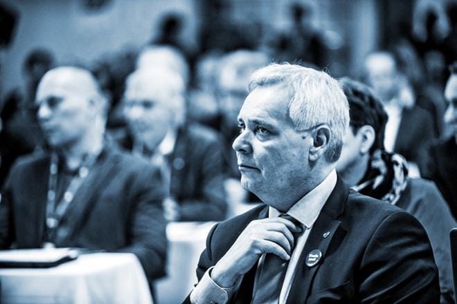 SDP:n puheenjohtaja Antti Rinne esitti vappupuheessa vaalilupauksen eläkeläisille. SDP aikoo korottaa sadalla eurolla kuukaudessa pienimpiä alle 1 400 euron eläkkeitä. Korotus koskisi yli 700 000 eläkkeensaajaa. KUVA: Lennart Holmberg
