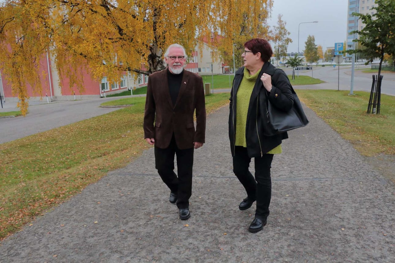 Lähidemokratiahallituksen varapuheenjohtaja Pertti Vuori ja puheenjohtaja Elina Romppainen haluavat ihmisiltä aloitteita joka puolelta Raahea.