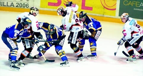 Sekamelska. Blues ja HPK painivat tasaisesti.