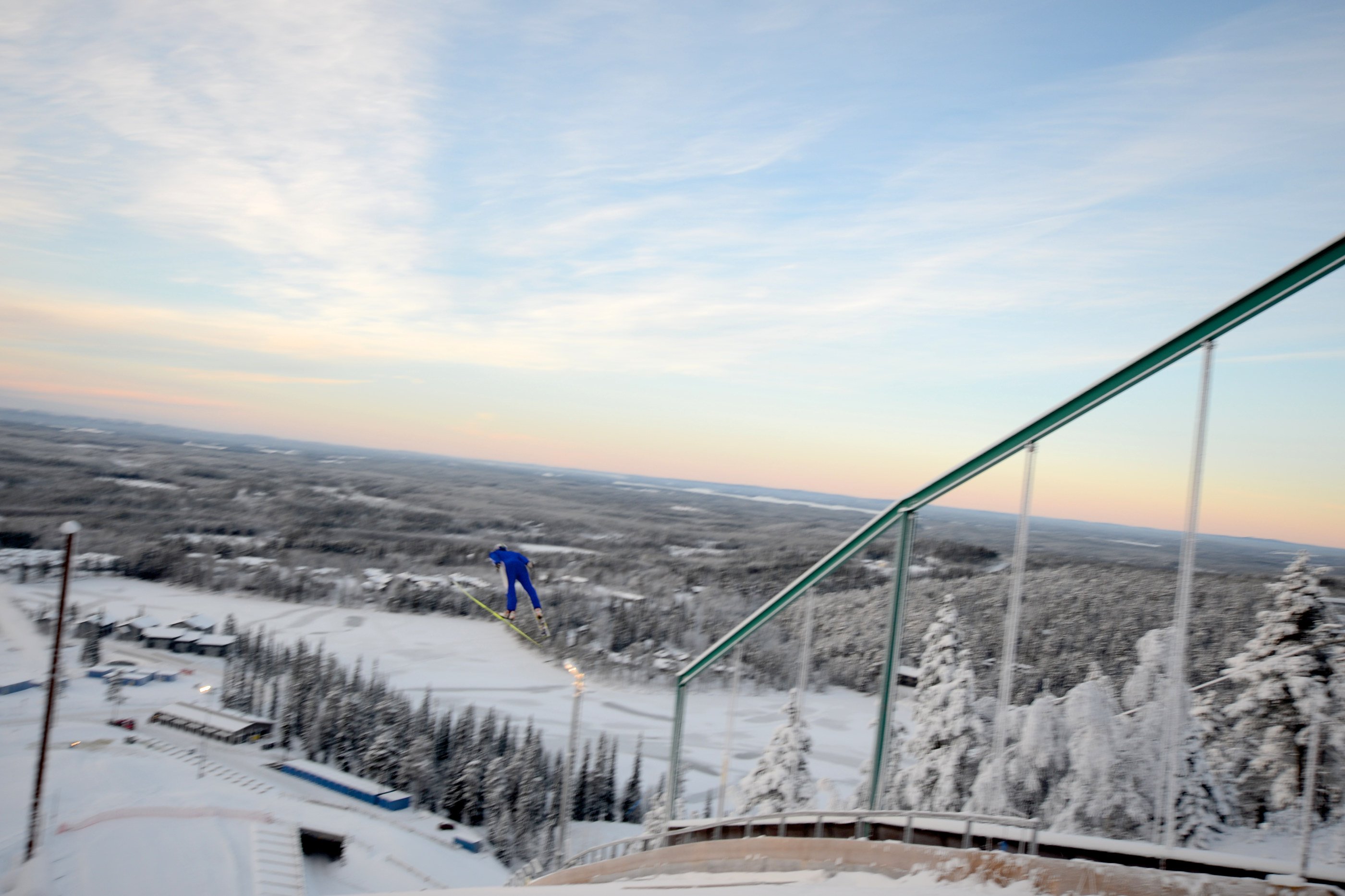 Pasi Huttunen hyppäsi ensimmäisen hypyn Rukan uudelta jääladulta.