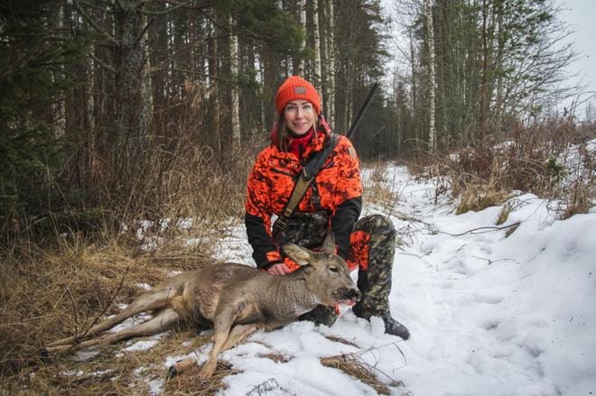 Tamperelainen Lotta Kovaljeff osallistuu viikonloppuna naisille tarkoitettuun kaurisjahtiin Evijärvellä. Hän tähtäsi lapaan, ja aiemmin osumaa saanut kauris saatiin kaadettua tänään iltapäivällä. KUVAT: MIA KÄRKKÄINEN