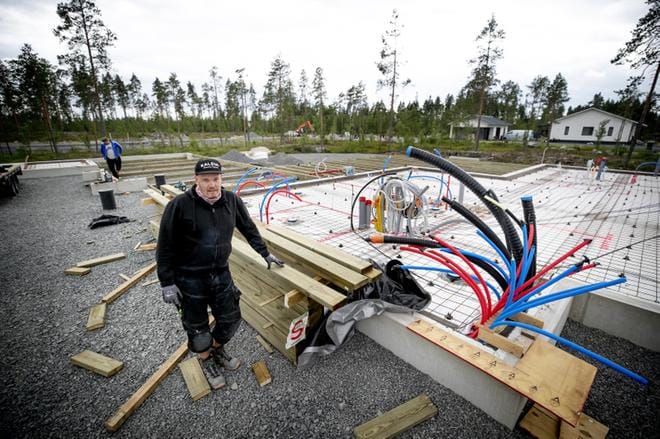 Erno Junnikkala kertoo aloittaneensa rakennustyöt kesäkuussa. Tontilta raivattiin metsä huhtikuussa ja rakennustyöt aloitettiin heti lupien saavuttua. Kuva: Jaakko Elenius